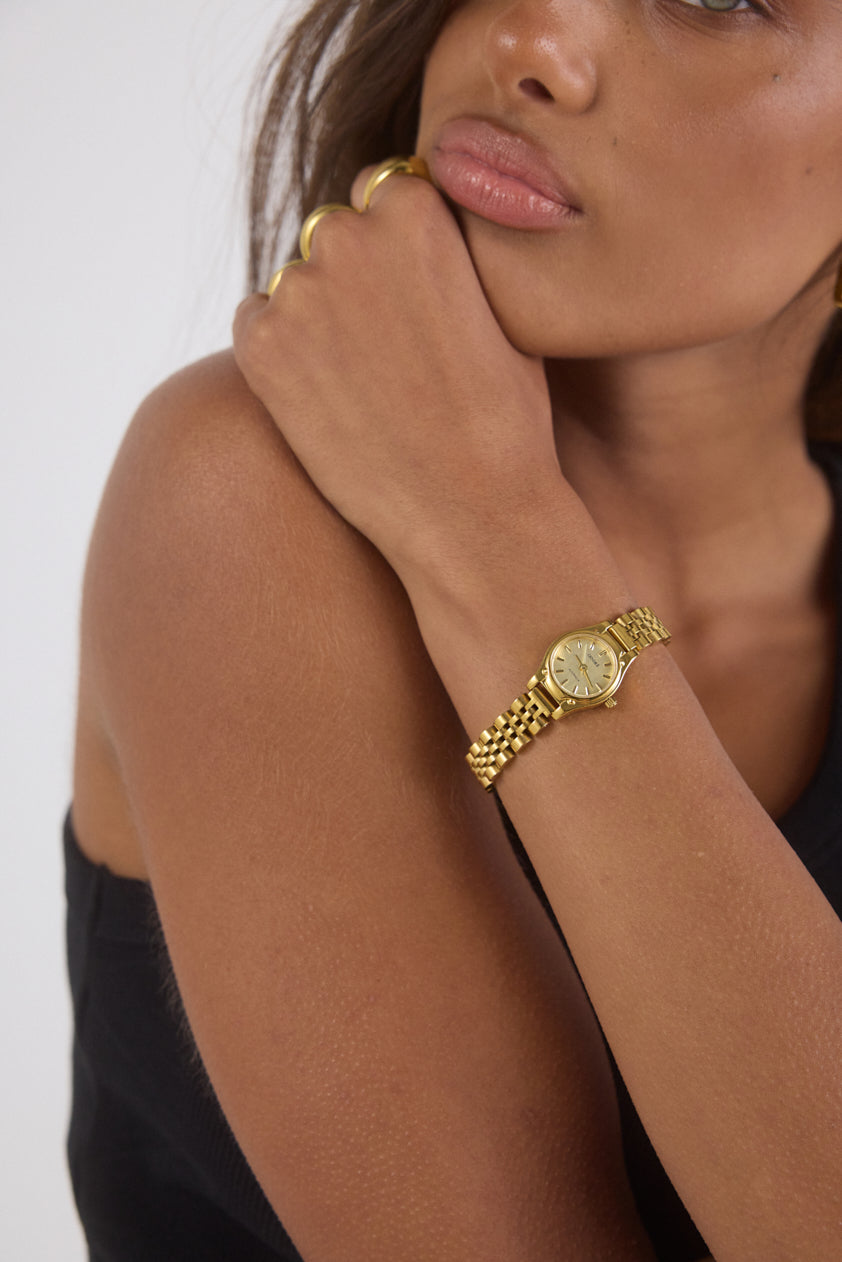 Close-up of the Cendré Isobel gold dial and jubilee-style bracelet